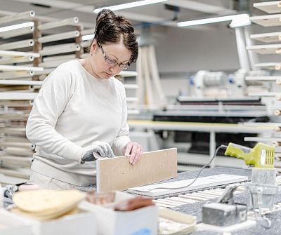 Kantenbearbeitung von Möbelteilen