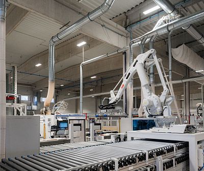Roboterarm an einer automatischen Fräsmaschine